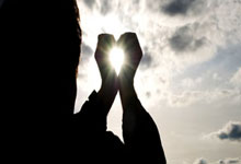 爱游戏：看着真疼！哲科被罗马尼亚球员踢断鼻梁，裁判未予出牌.